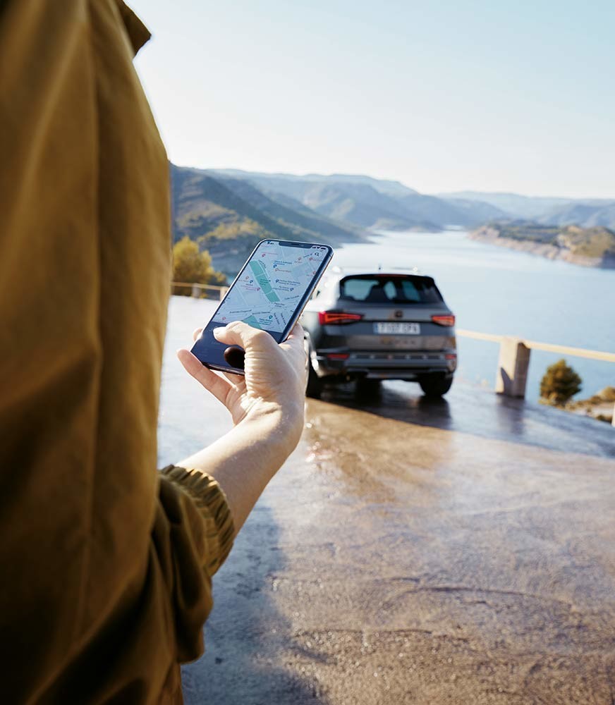 woman-connected-to-cupra-connect-via-smartphone.jpg