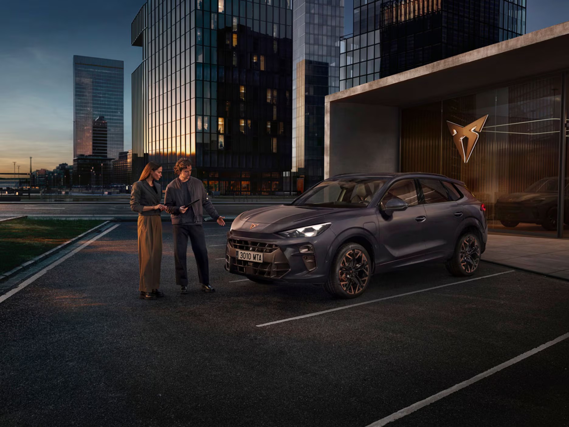 cupra-care-solutions-two-individuals-with-cupra-terramar.jpg