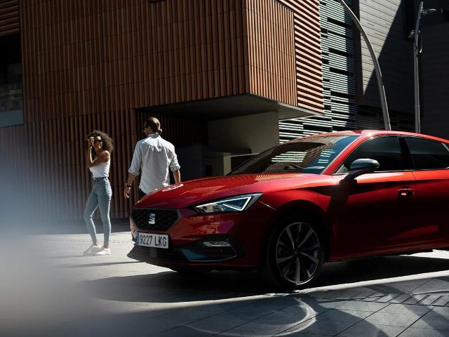 seat-leon-red-outdoors-setting.jpg