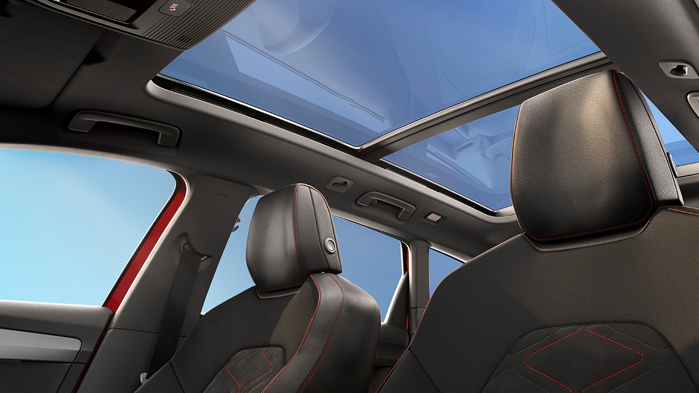 seat-leon-sportstourer-panoramic-sunroof-interior.jpg